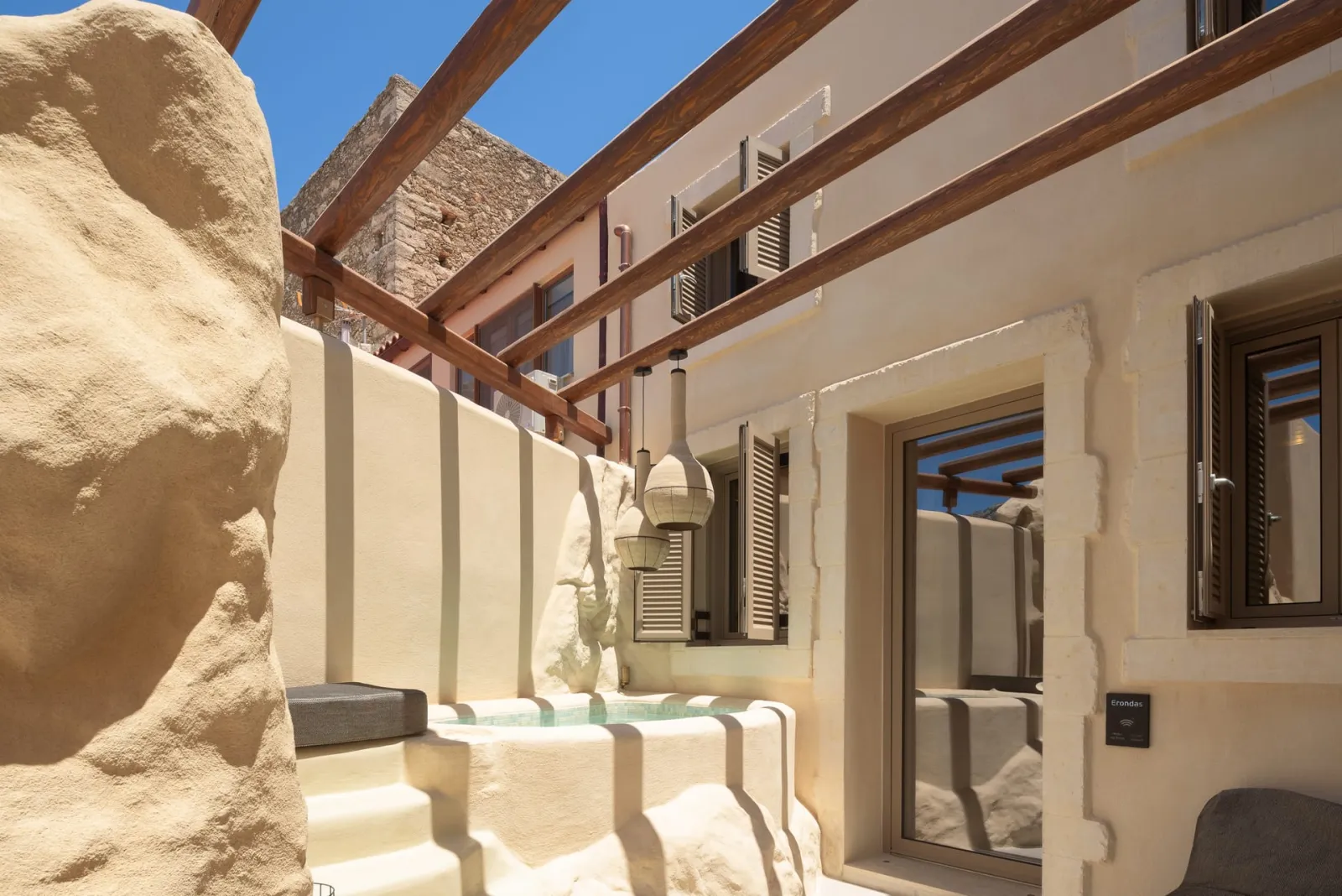 Manili Boutique Suites & Villas Heraklion, Iraklion, Grčka — Split-level Suite with Hot Tub