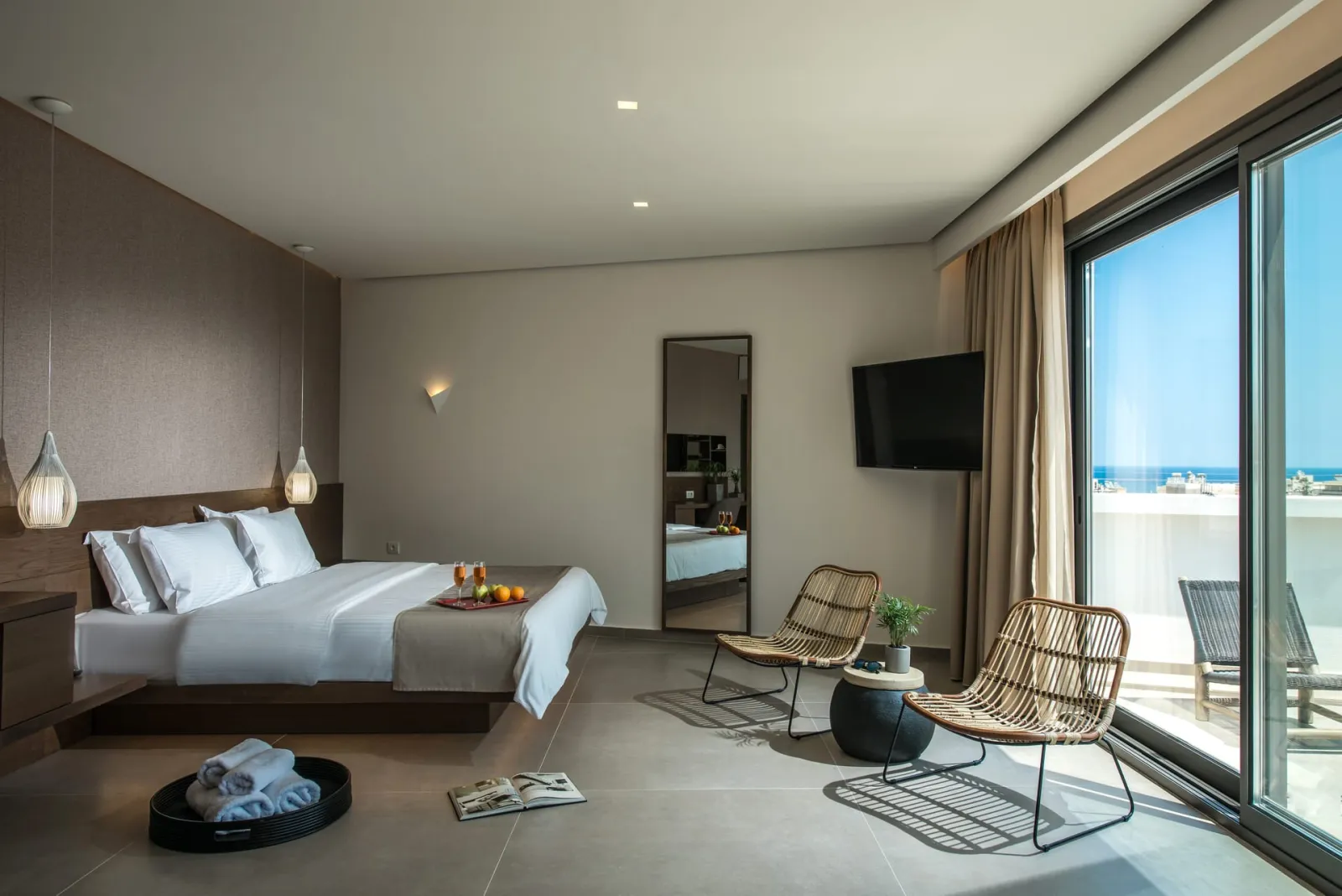 Metropole Urban Hotel, Iraklion, Grčka — Junior Suite with Outdoor Jetted Tub and Side Sea View