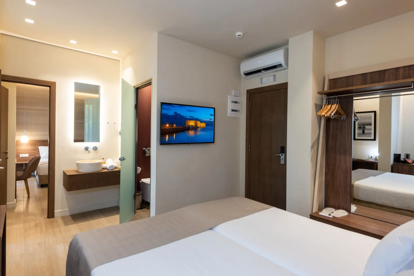 Metropole Urban Hotel, Iraklion, Grčka — Superior Connecting Rooms with Balcony and City View