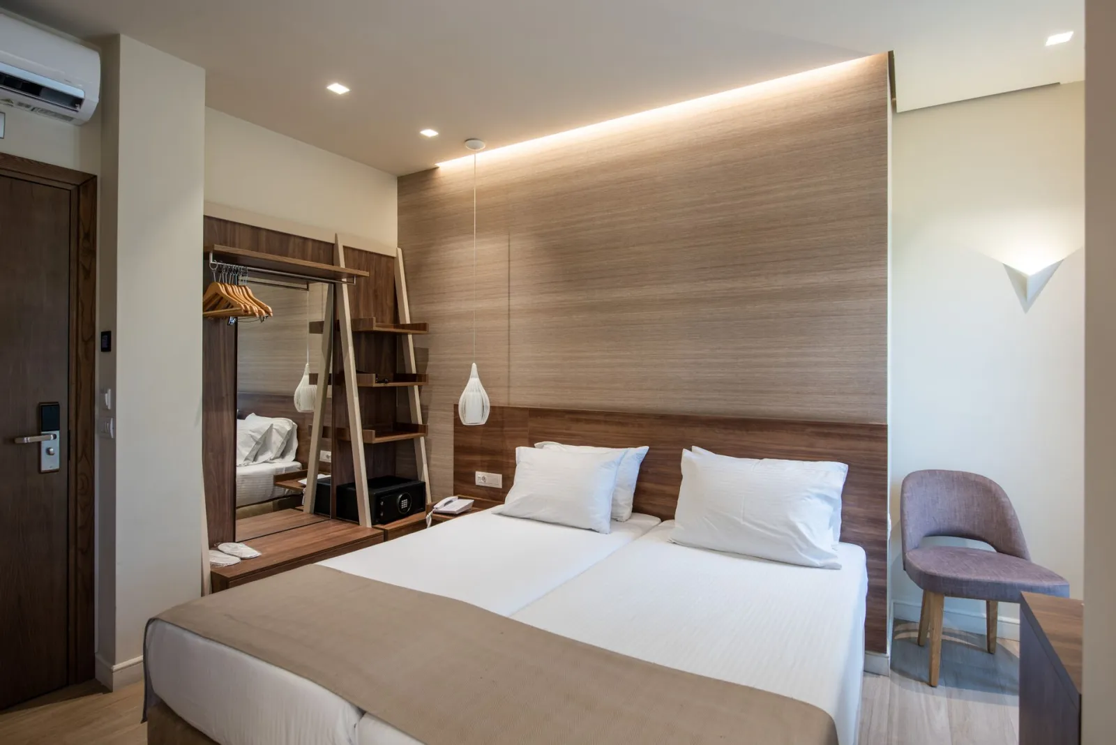 Metropole Urban Hotel, Iraklion, Grčka — Superior Room with Balcony and City View
