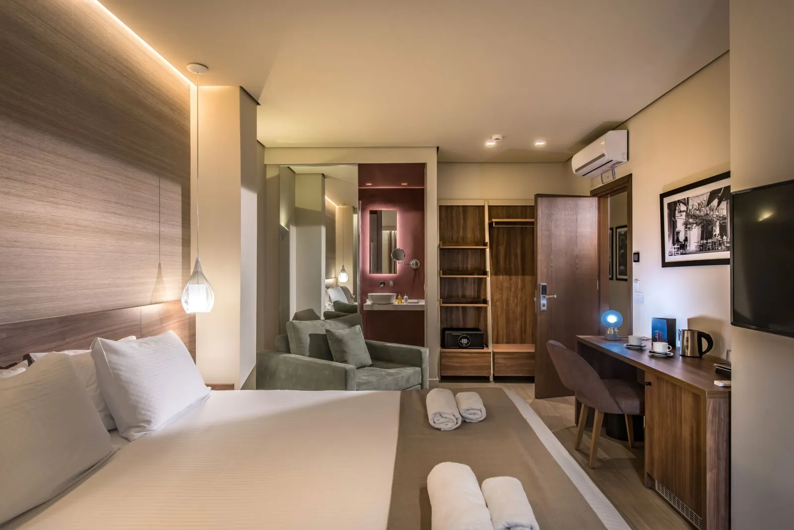 Metropole Urban Hotel, Iraklion, Grčka — Triple Room with City View