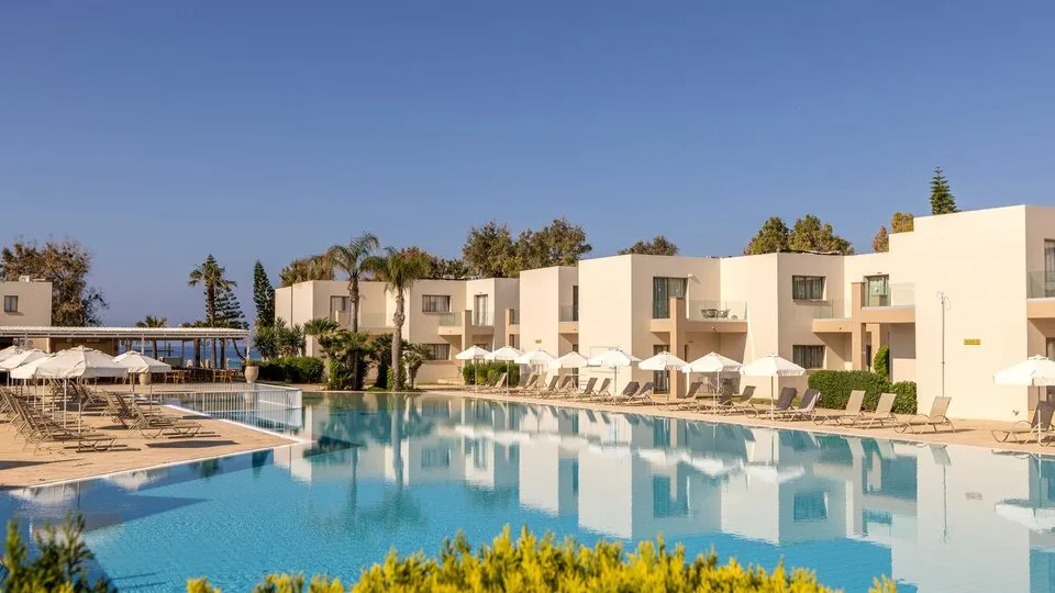 Electra Beach Holiday Village – hotel i bazen u dnevnom svetlu