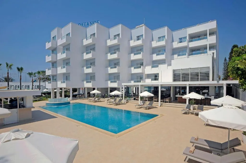 Okeanos Beach Boutique Hotel – pogled na hotel, bazen i terasu sa ležaljkama
