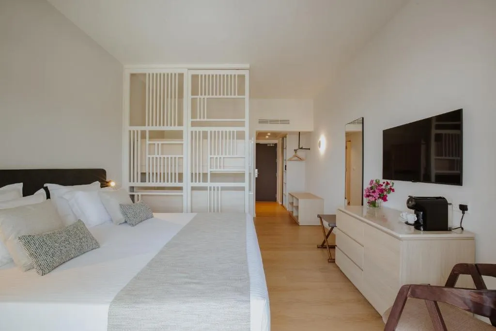 GOLDEN COAST BEACH HOTEL