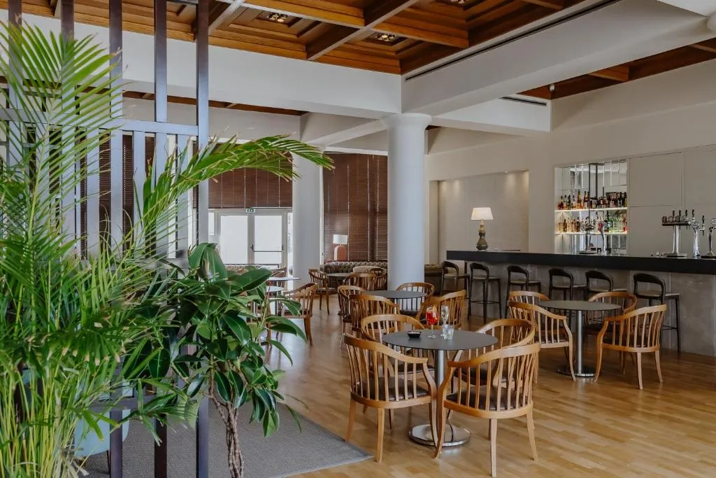 GOLDEN COAST BEACH HOTEL