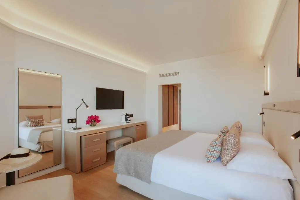 GOLDEN COAST BEACH HOTEL