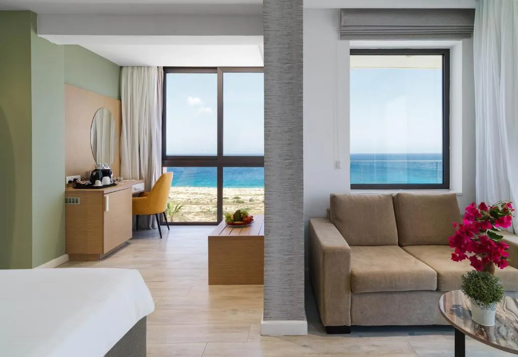 LEONARDO CRYSTAL COVE
