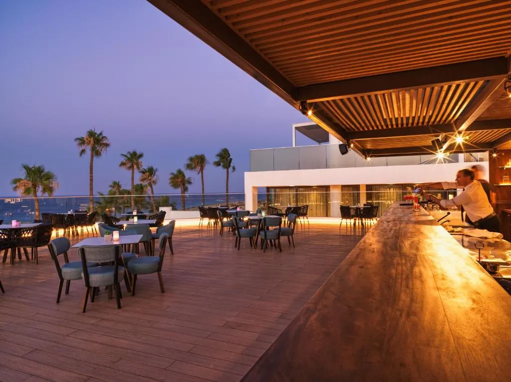 LEONARDO CRYSTAL COVE