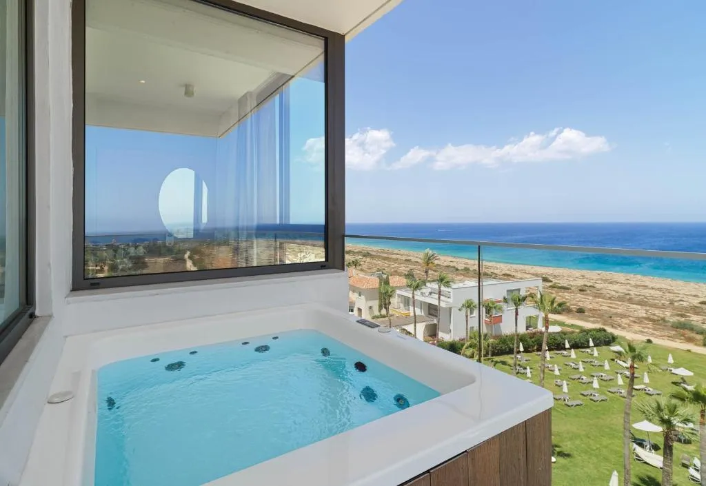 LEONARDO CRYSTAL COVE