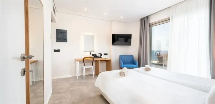 Athina Palace Resort & Spa, Iraklion, Grčka — Family Room Sharing Pool Sea View