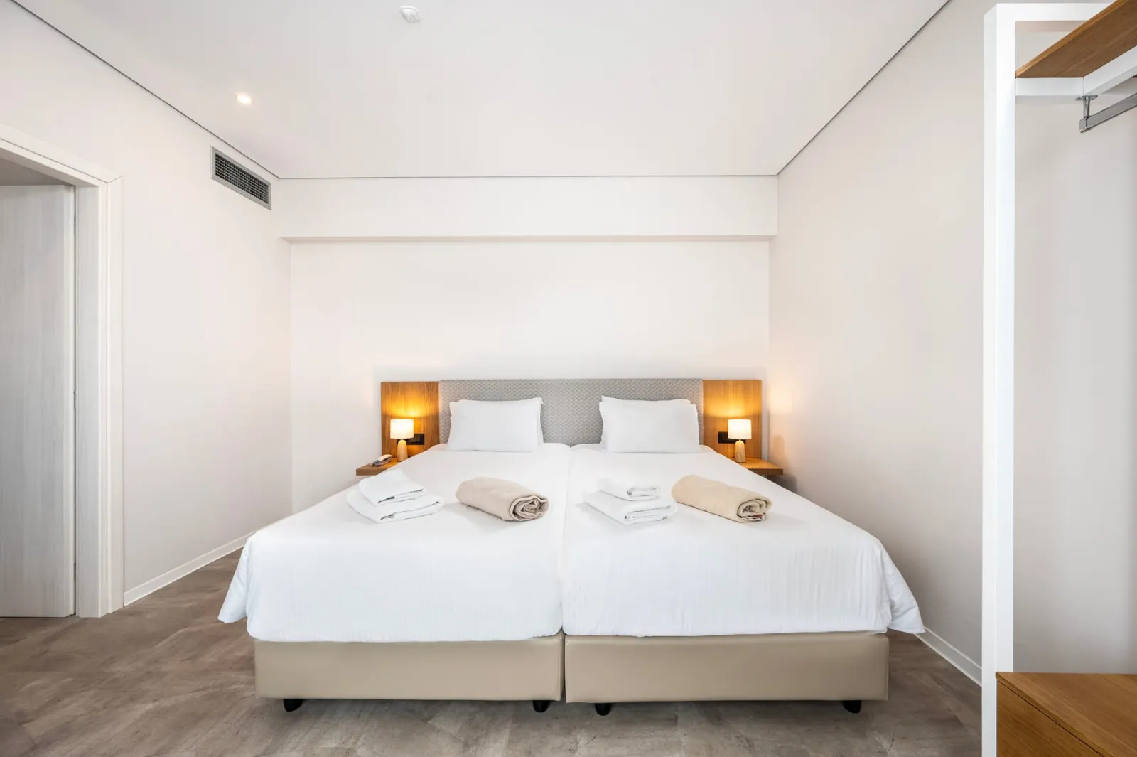 Athina Palace Resort & Spa, Iraklion, Grčka — Family Room with Sharing Pool Sea View