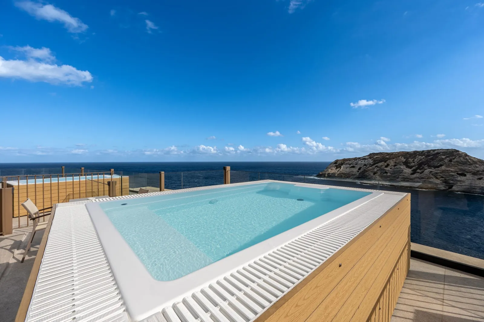 Athina Palace Resort & Spa, Iraklion, Grčka — Junior Suite  with Jacuzzi Private Pool  Sea View