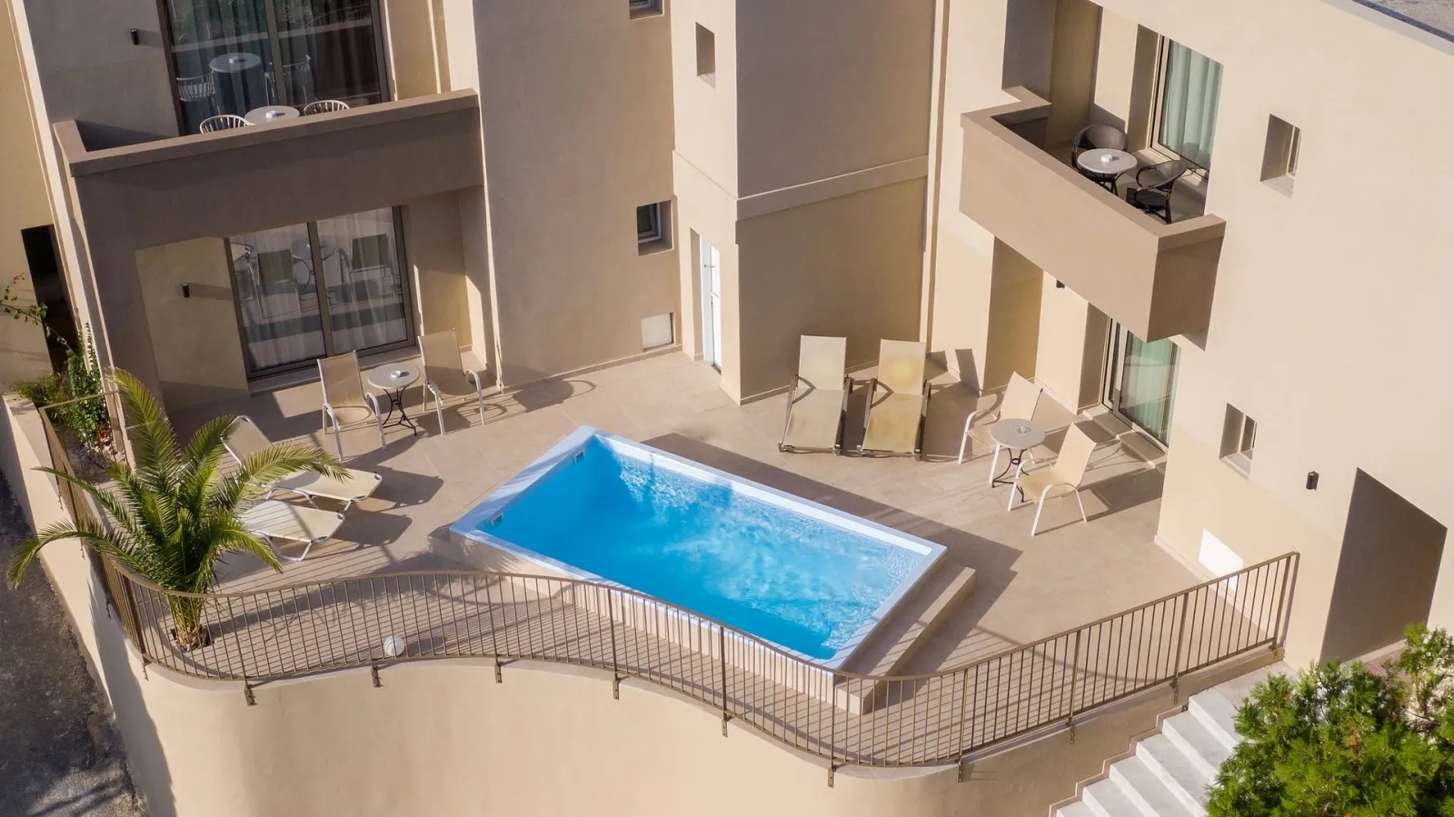 Athina Palace Resort & Spa, Iraklion, Grčka — Superior Double Land View with Sharing Pool