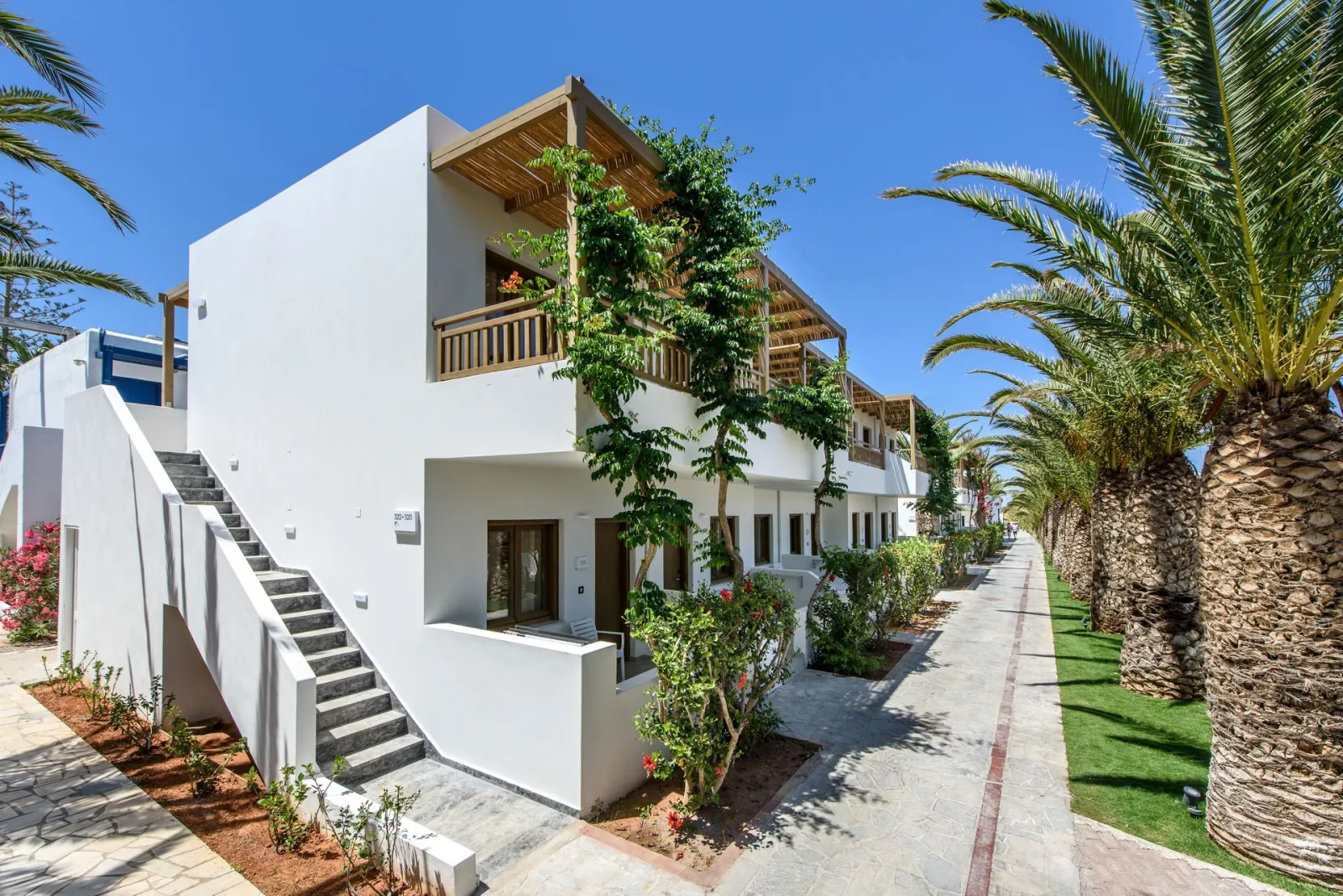 Stella Village, Guves
