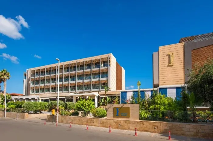 I Resort Beach Hotel & Spa, Iraklion, Grčka — plaža