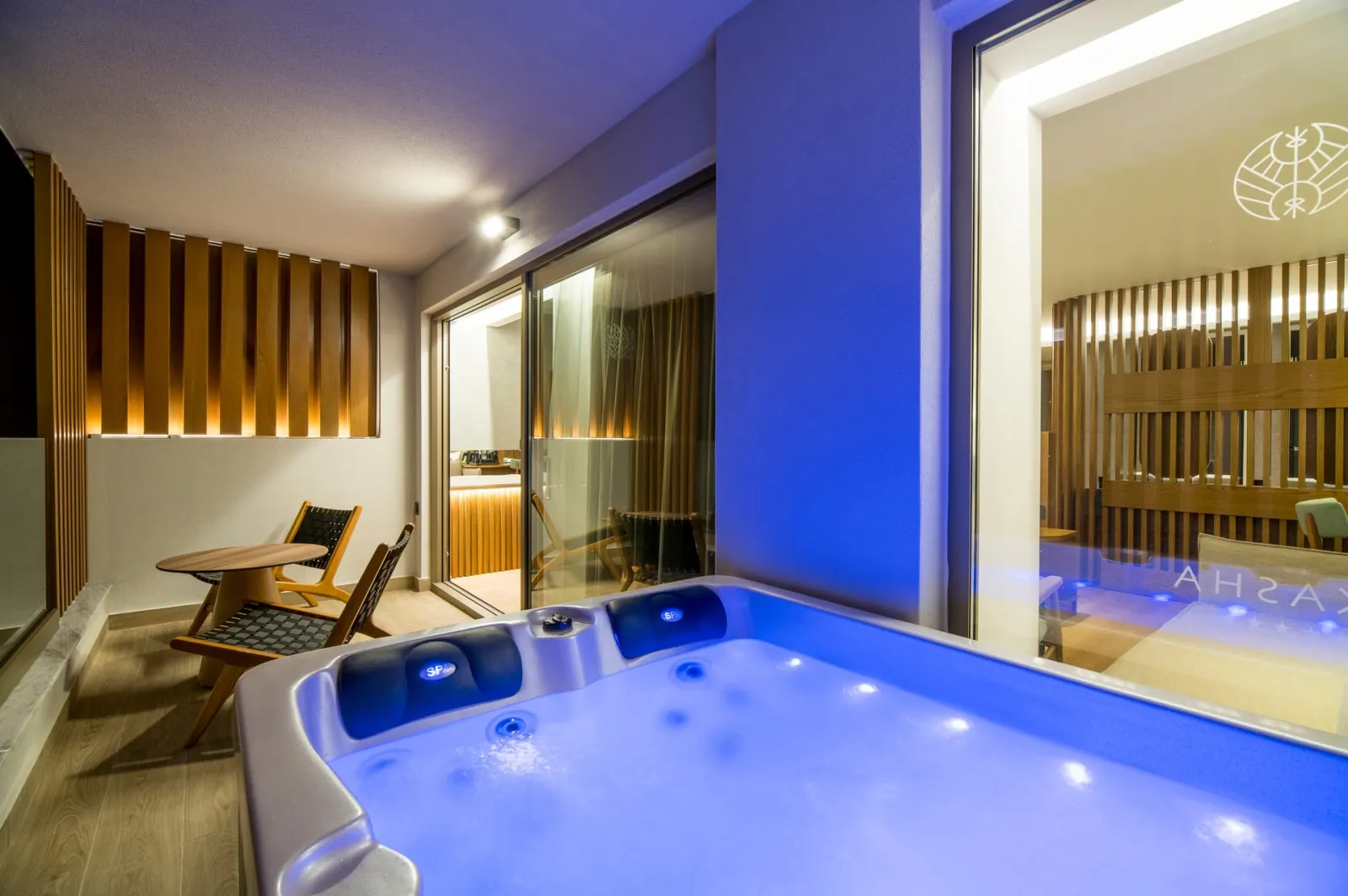 Akasha Beach Hotel & Spa, Kutulufari, Grčka — Dazzling Junior Suite Outdoor Hot Tub