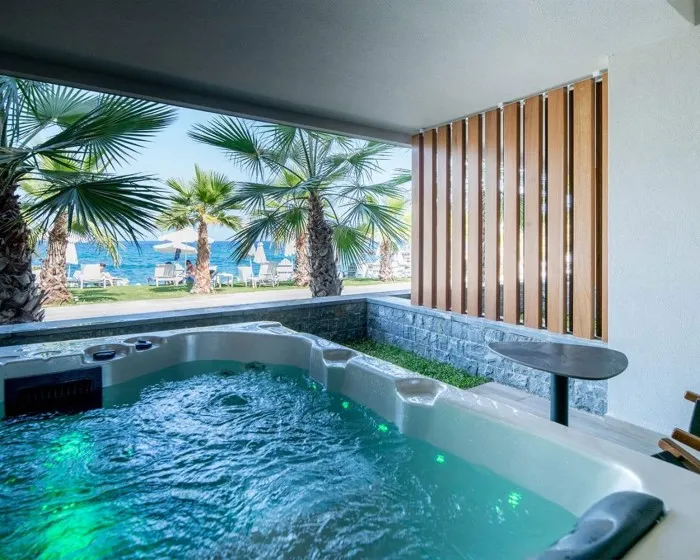 Akasha Beach Hotel & Spa, Kutulufari, Grčka — Room Dazzling Blue Outdoor Hot Tub Room Sea View