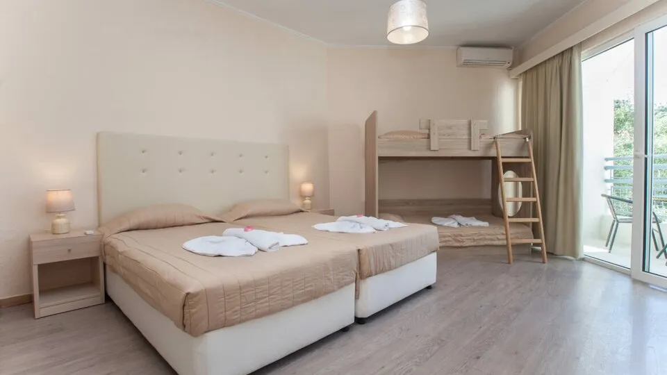 Golden Alexandros, Perama, Grčka — Family Room Sea View