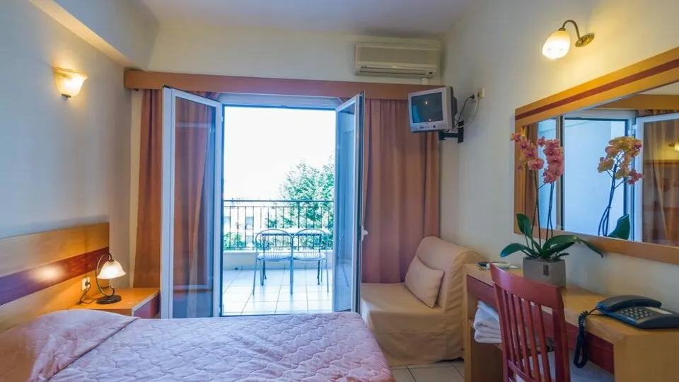 Corfu Hellinis, Kanoni, Grčka — Standard Room Pool View