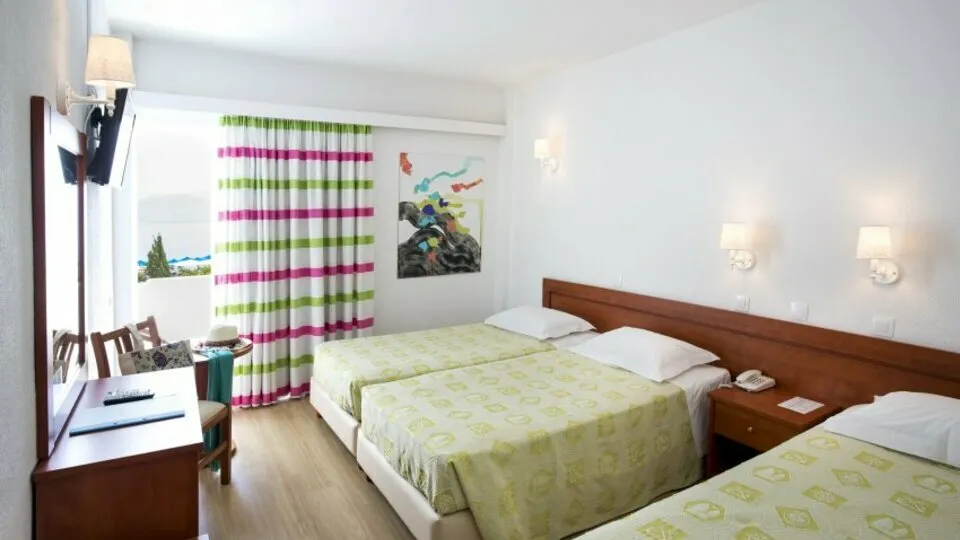 Delphi Beach, Eratini, Grčka — Connecting rooms garden view