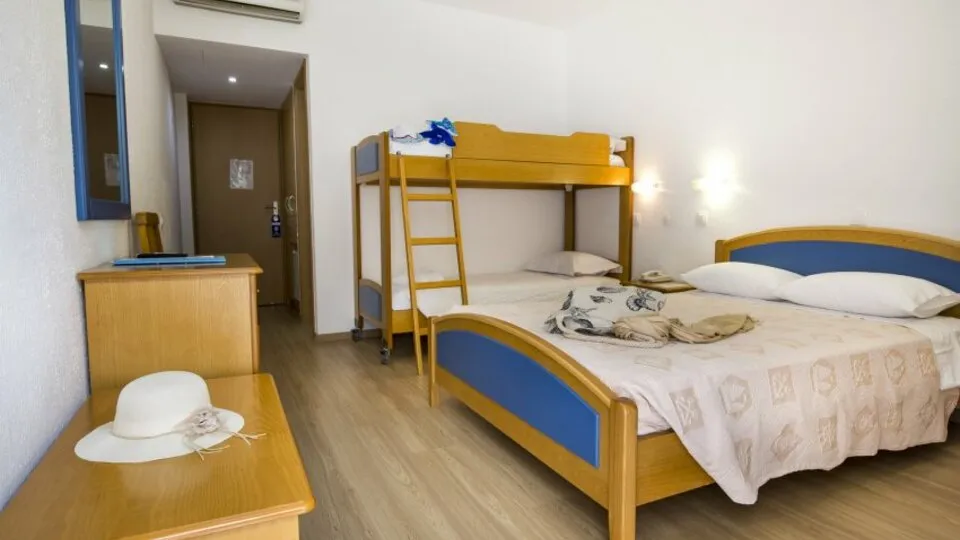 Delphi Beach, Eratini, Grčka — Family room bunk beds