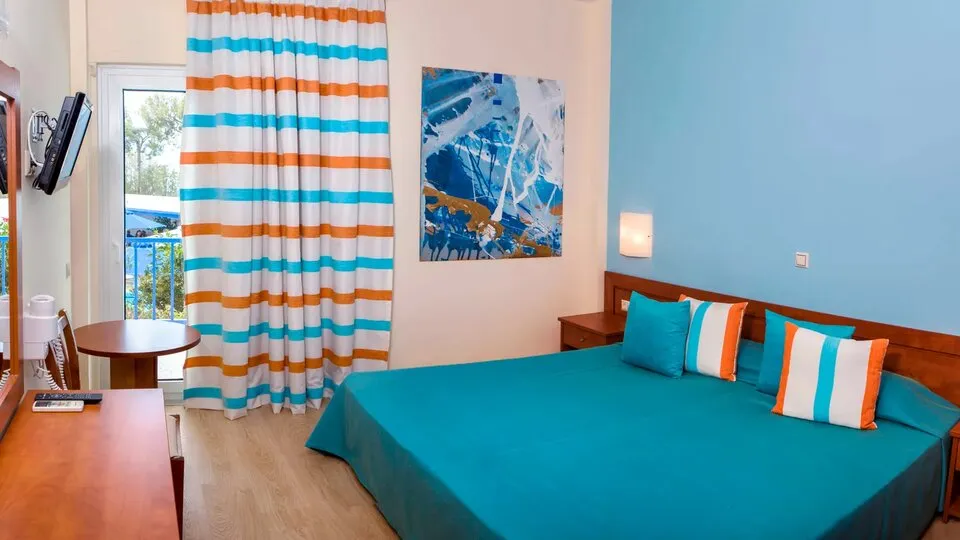 Delphi Beach, Eratini, Grčka — Superior room mountain view