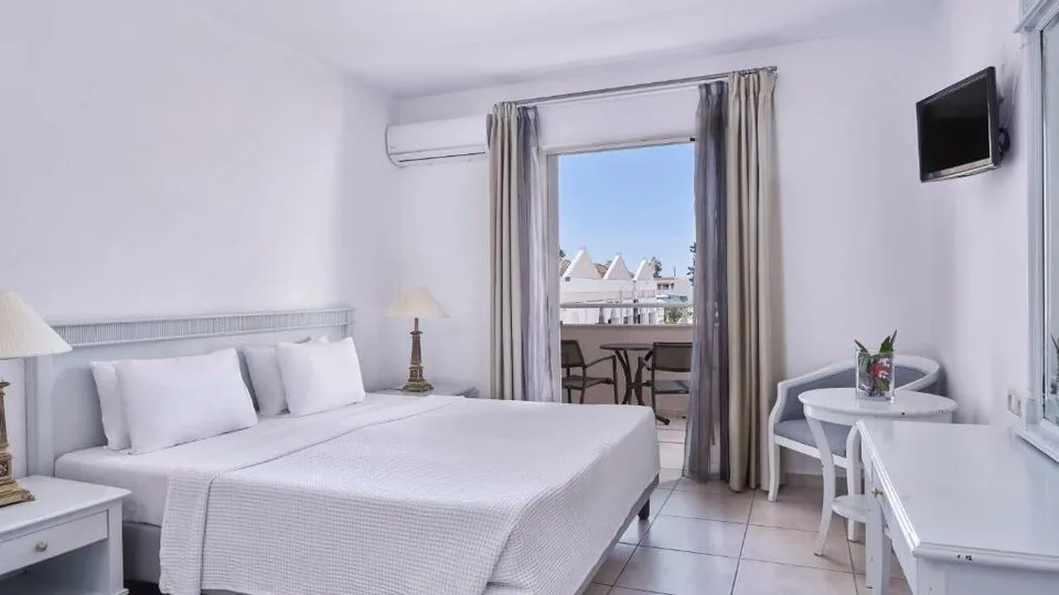 Sandy Beach Resort, Agios Georgios, Grčka — Comfort Family Room Garden View
