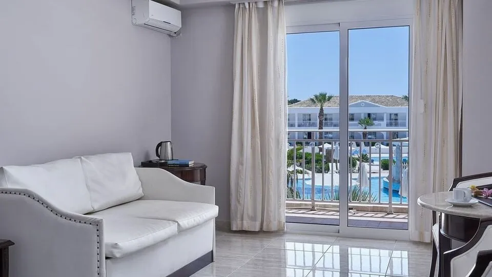 Sandy Beach Resort, Agios Georgios, Grčka — Junior Suite Side Sea View