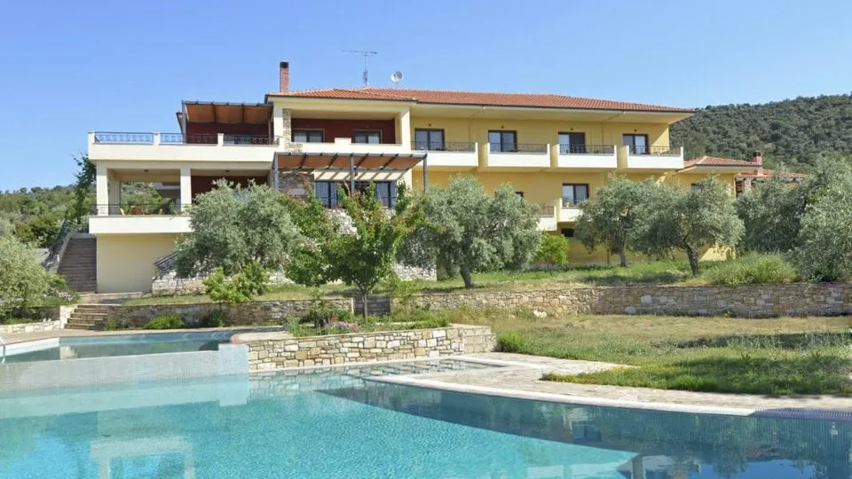 Moonbeam Hotel, Pefkari
