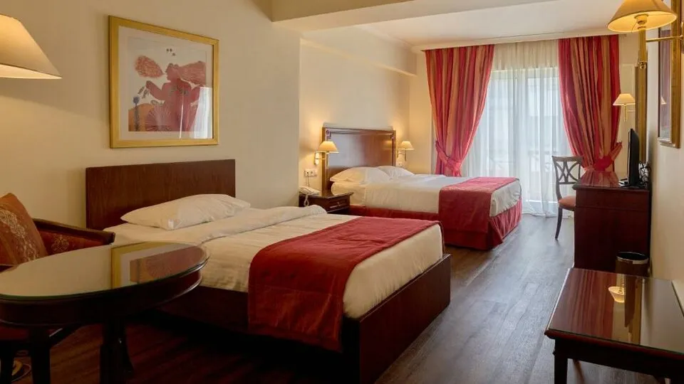 Volos Palace, Volos, Grčka — Triple Room with Side City View