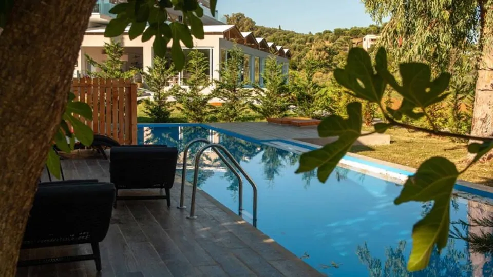 Ninos Laguna Holiday Resort, Aharavi, Grčka — Junior Suite River Pool