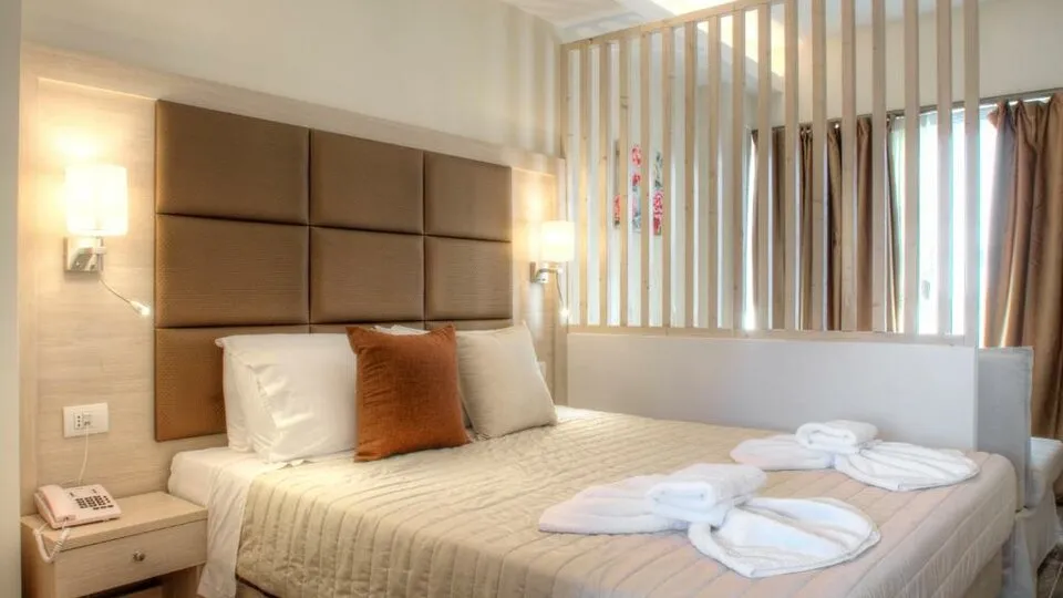 Ninos Porto Demo Boutique, Agios Georgios, Grčka — Junior Suite Sharing Pool
