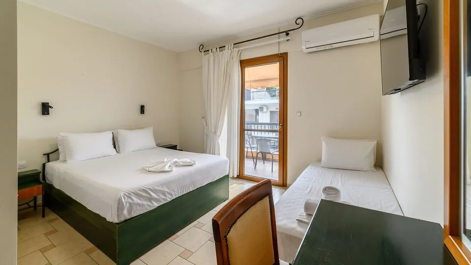 Syrtaki Beach, Paralia Ofrinio, Grčka — Family Room with Disability Access