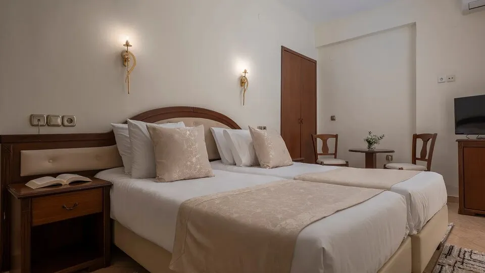 Filippos Hotel Halkidiki, Nea Mudanja, Grčka — Family Room with Balcony