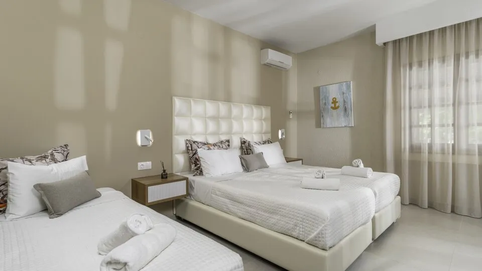 Georgalas Sun Beach Villa, Nea Kalikratija, Grčka — Comfort Room Street View-Ground Floor