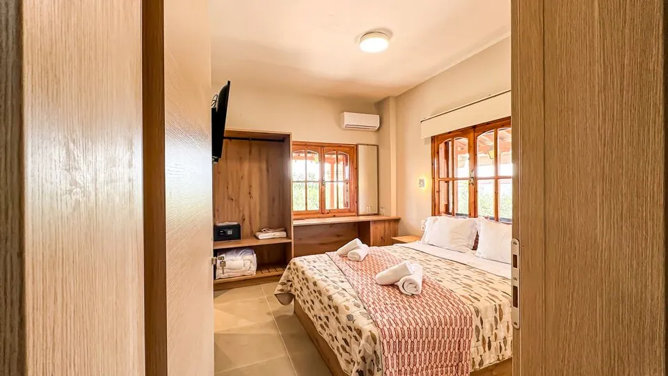 Georgalas Pool House, Nea Kalikratija, Grčka — Ares Room - Pool View