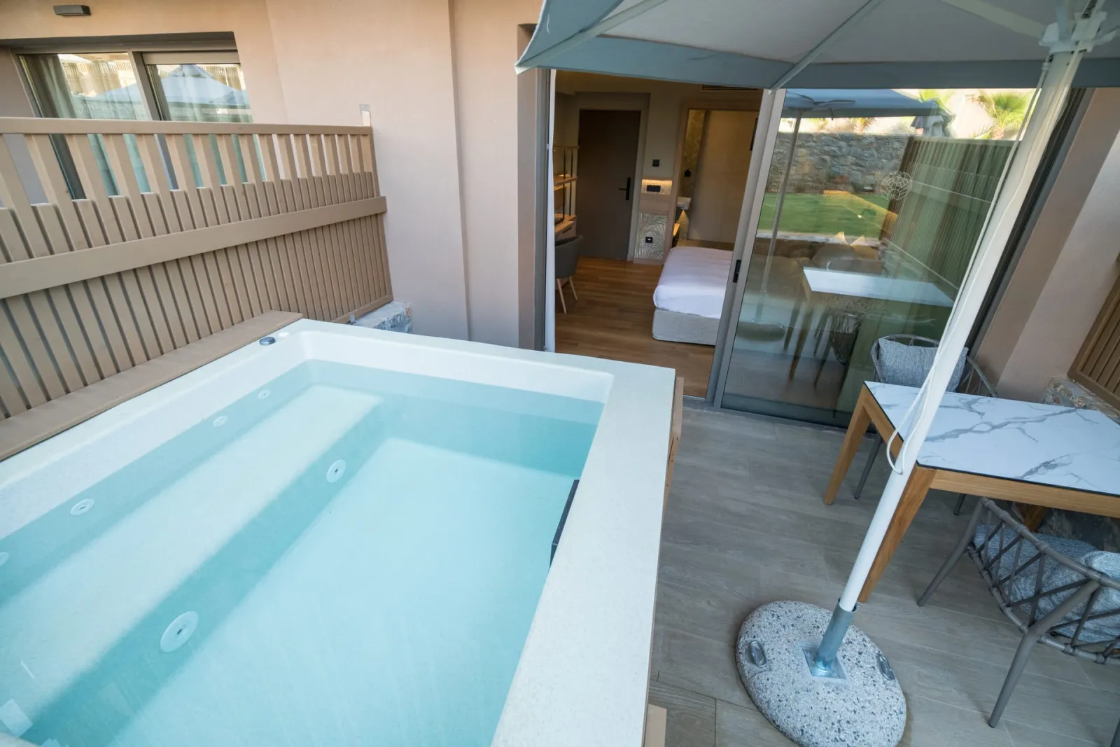 Senseana Sea Side Resort & Aquadventure, Iraklion, Grčka — Classic Family Room with Outdoor Hot Tub