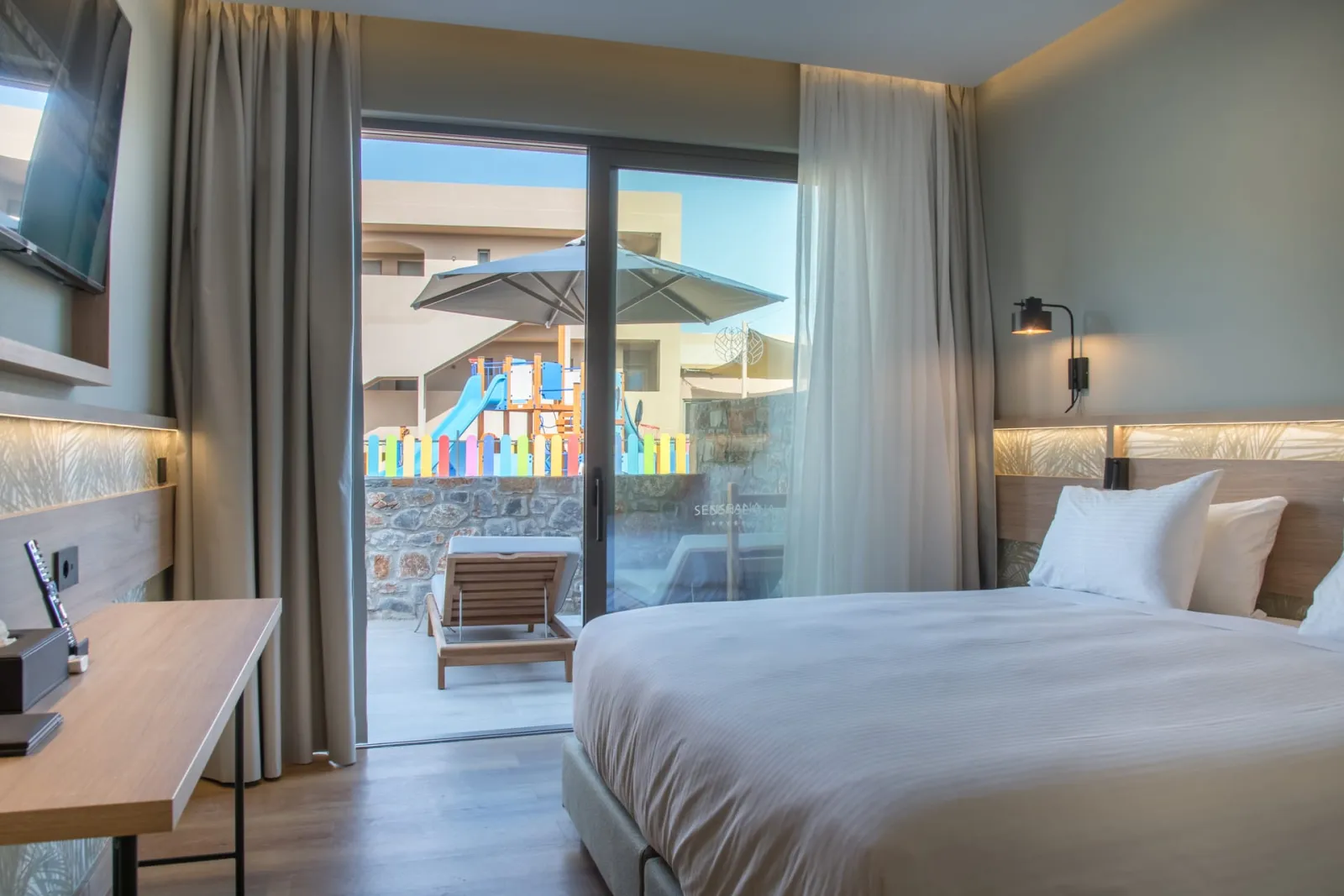 Senseana Sea Side Resort & Aquadventure, Iraklion, Grčka — Petite Suite with Outdoor Hot Tub