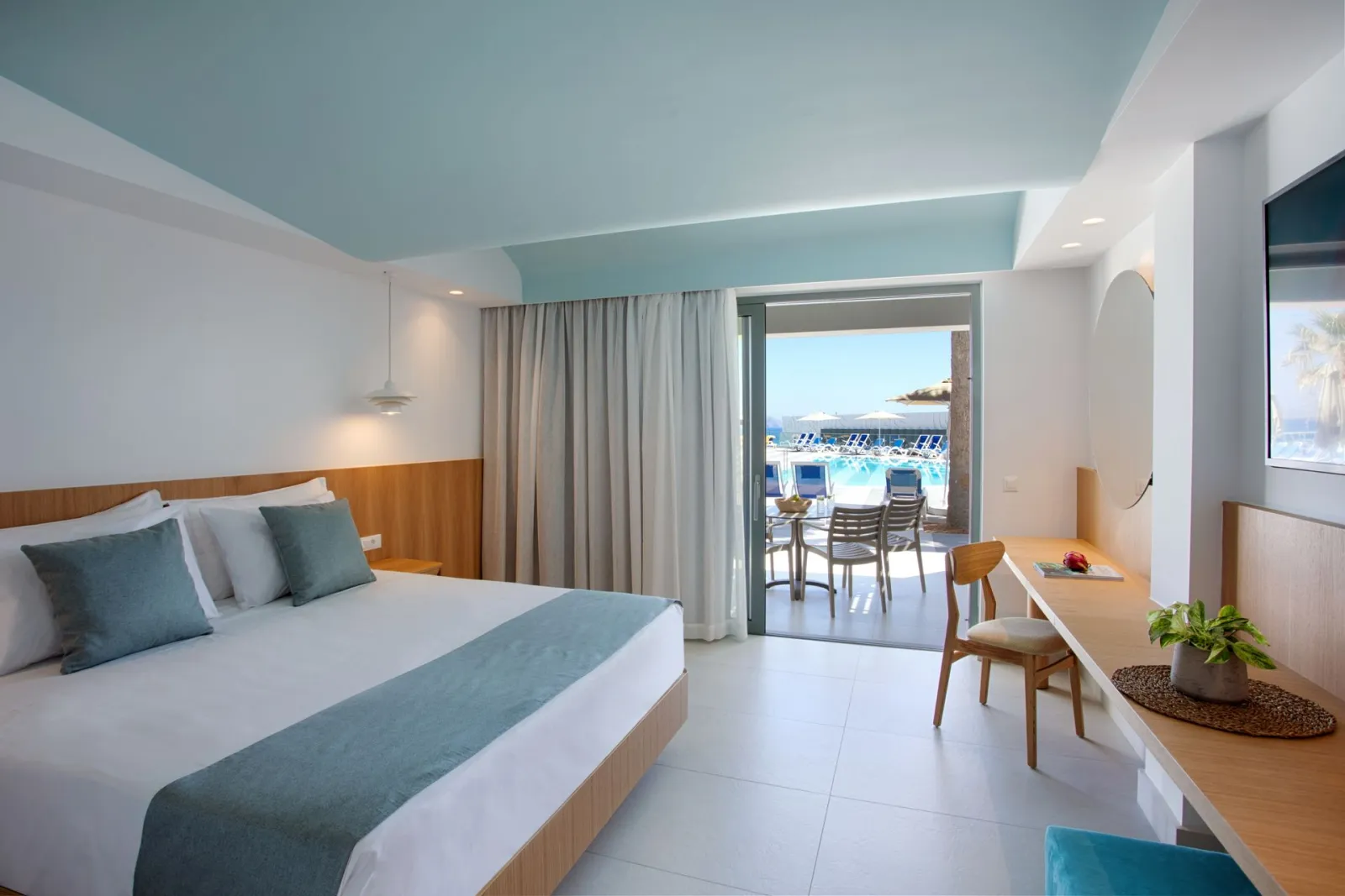 Arina Beach Resort, Iraklion, Grčka — Family Room Swim Up