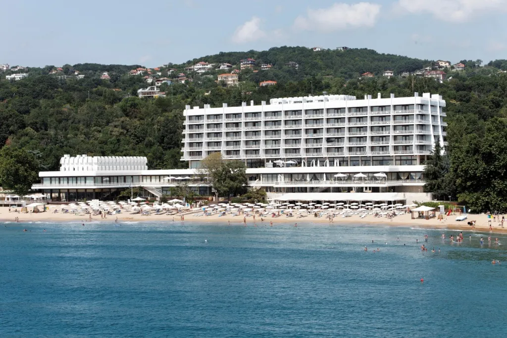 Palace Sunny Day, Sani Dej