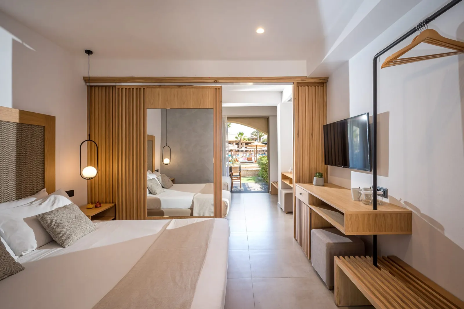 Stella Palace Resort and Spa, Iraklion, Grčka — Family room with two bedrooms and pool view/garden view
