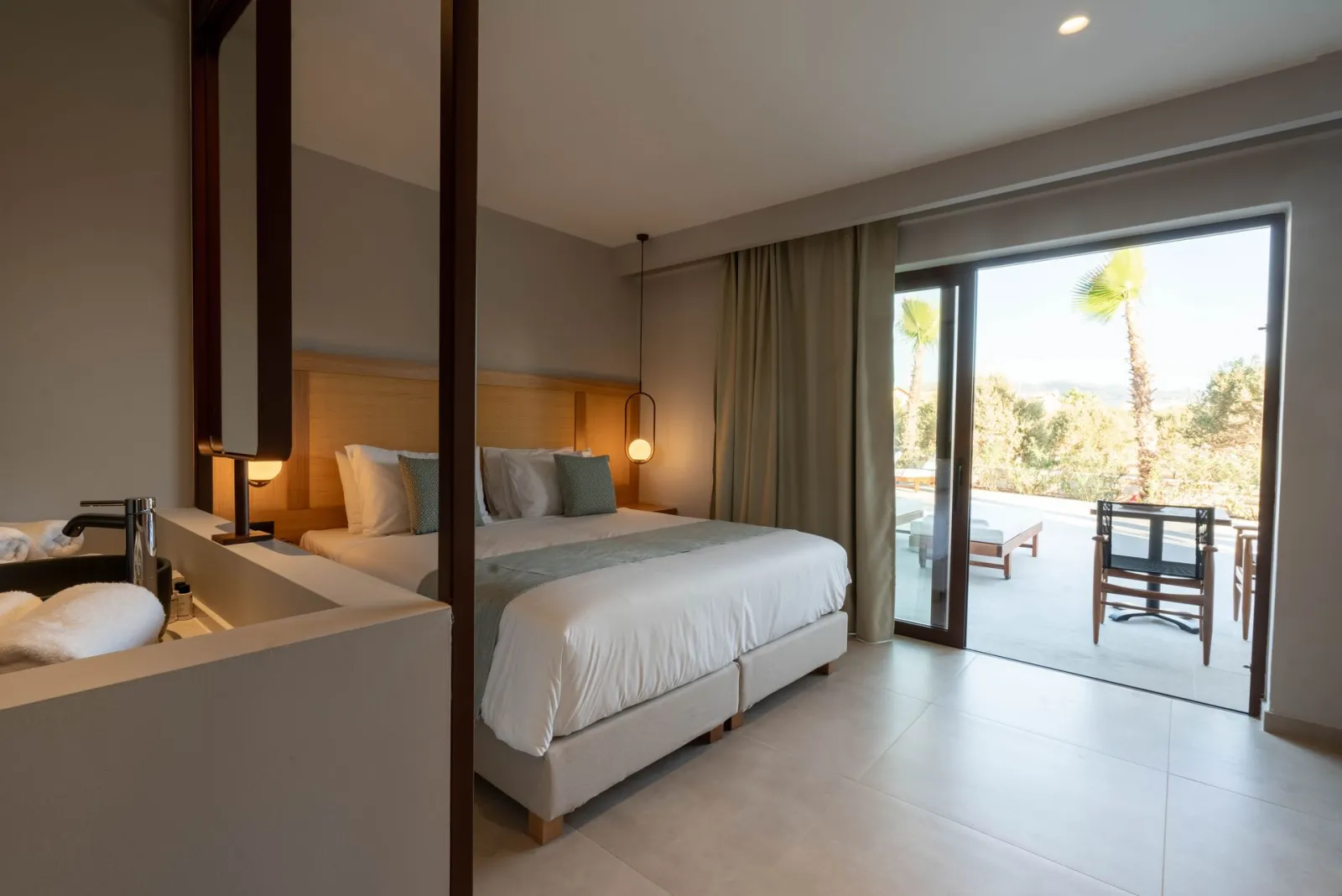 Stella Palace Resort and Spa, Iraklion, Grčka — Family Suite with Direct Access to Sharing Pool