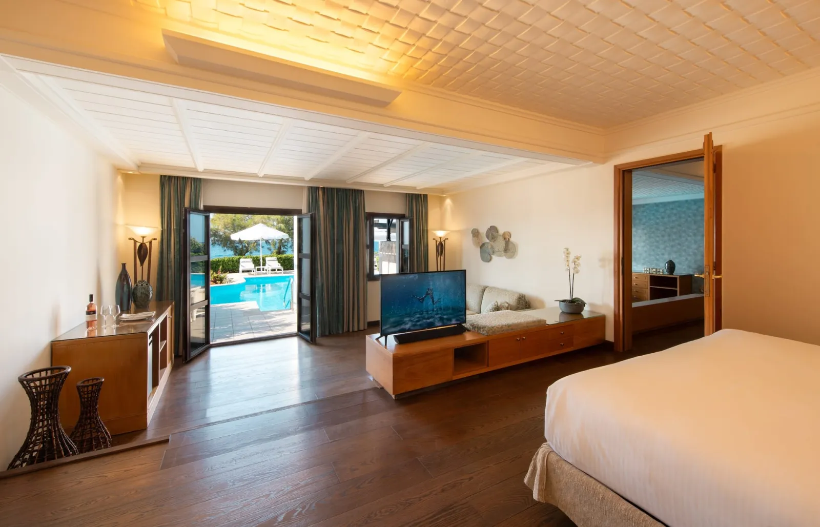 Mitsis Royal Mare, Iraklion, Grčka — Junior Suite Sea Front Sharing Pool