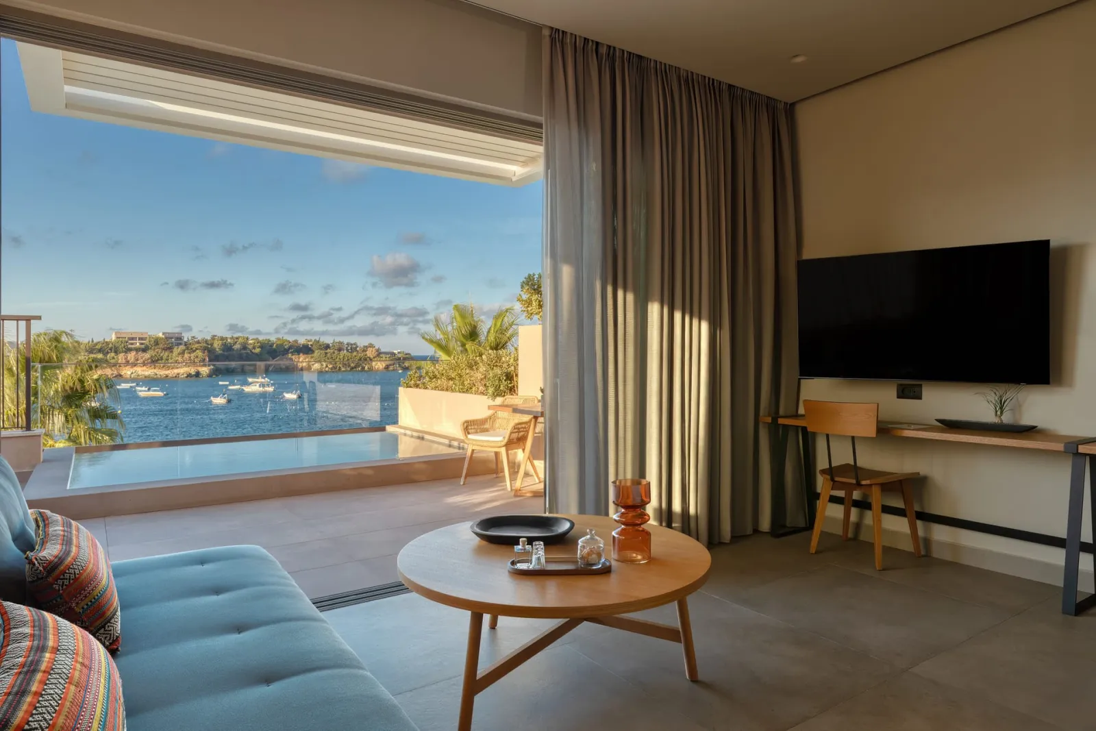 Castello Infinity Suites Adults Only, Ligaria, Grčka — Amber Suite with Plunge Pool & Side Sea View