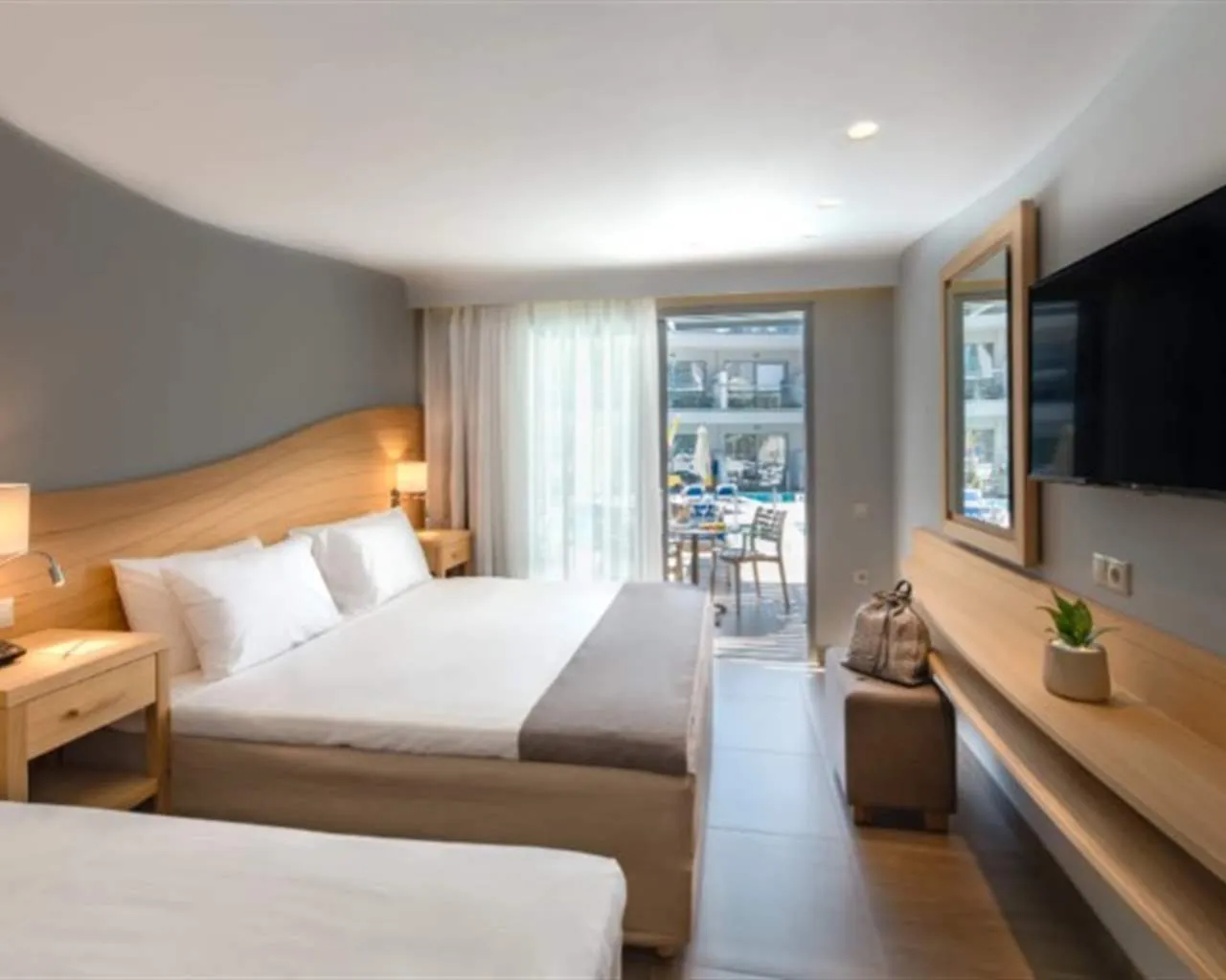 Lyttos Beach Hotel, Guves, Grčka — Family Room Private Pool 2 Sleeping Areas Land/Garden View