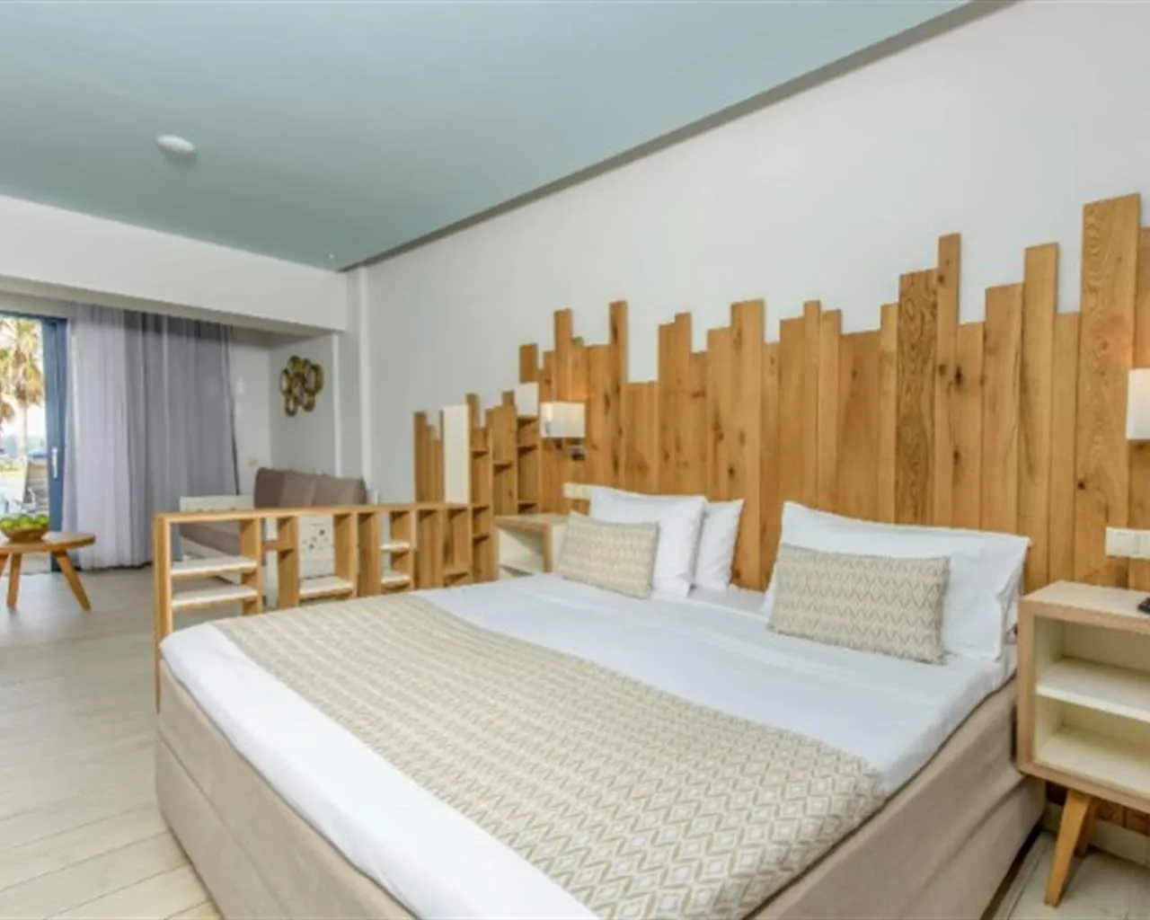 Lyttos Beach Hotel, Guves, Grčka — Junior Suite Sharing Pool Sea Front
