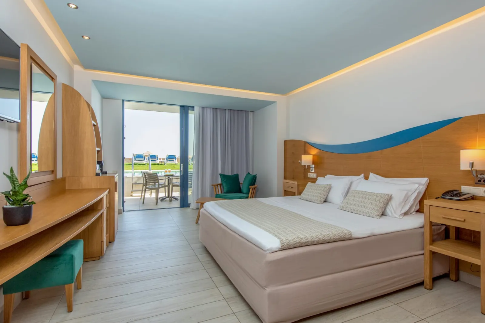 Lyttos Beach Hotel, Guves, Grčka — Suite Sea Front Sharing pool