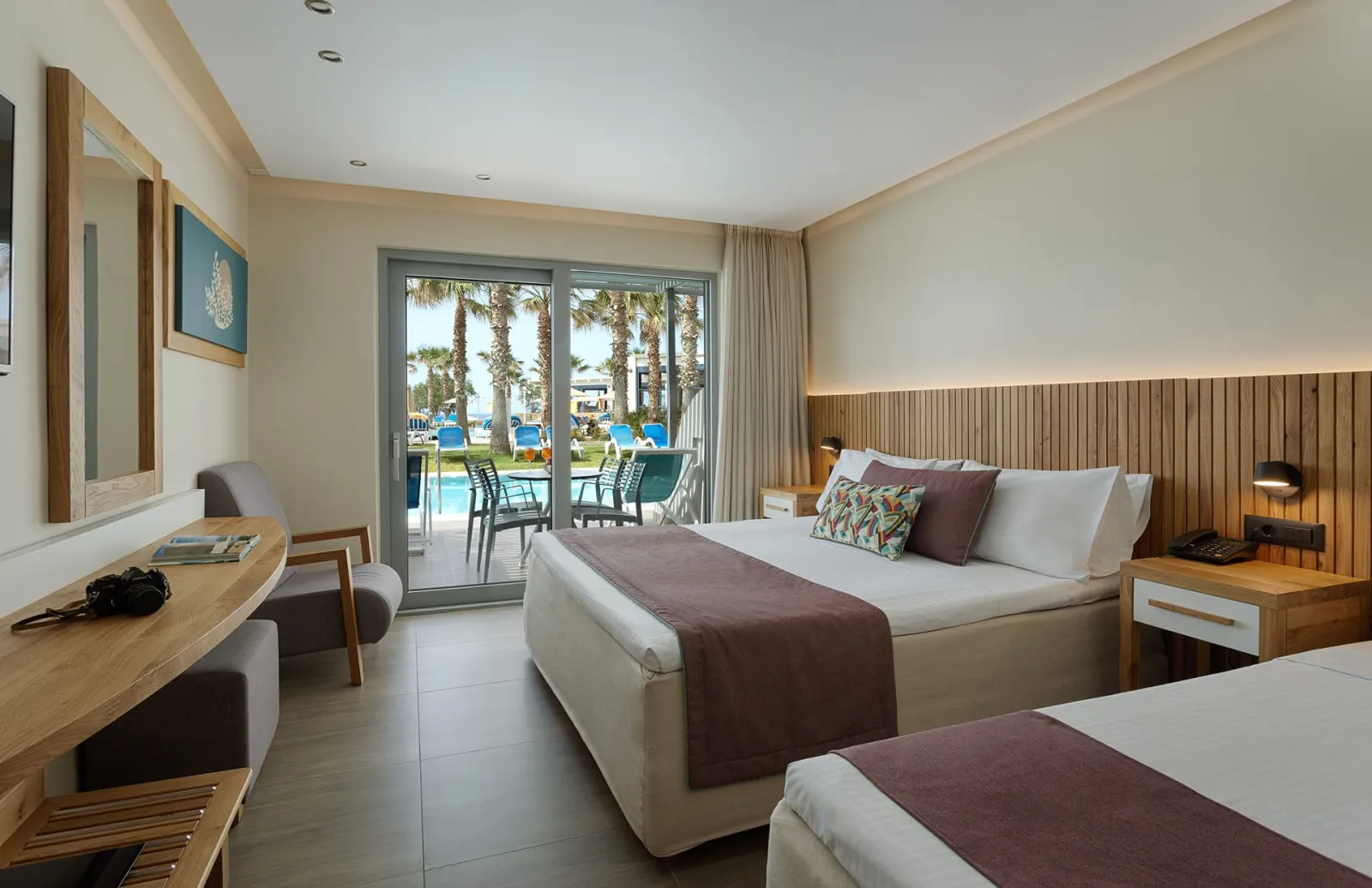 Lyttos Beach Hotel, Guves, Grčka — Suite Sea View sharing pool