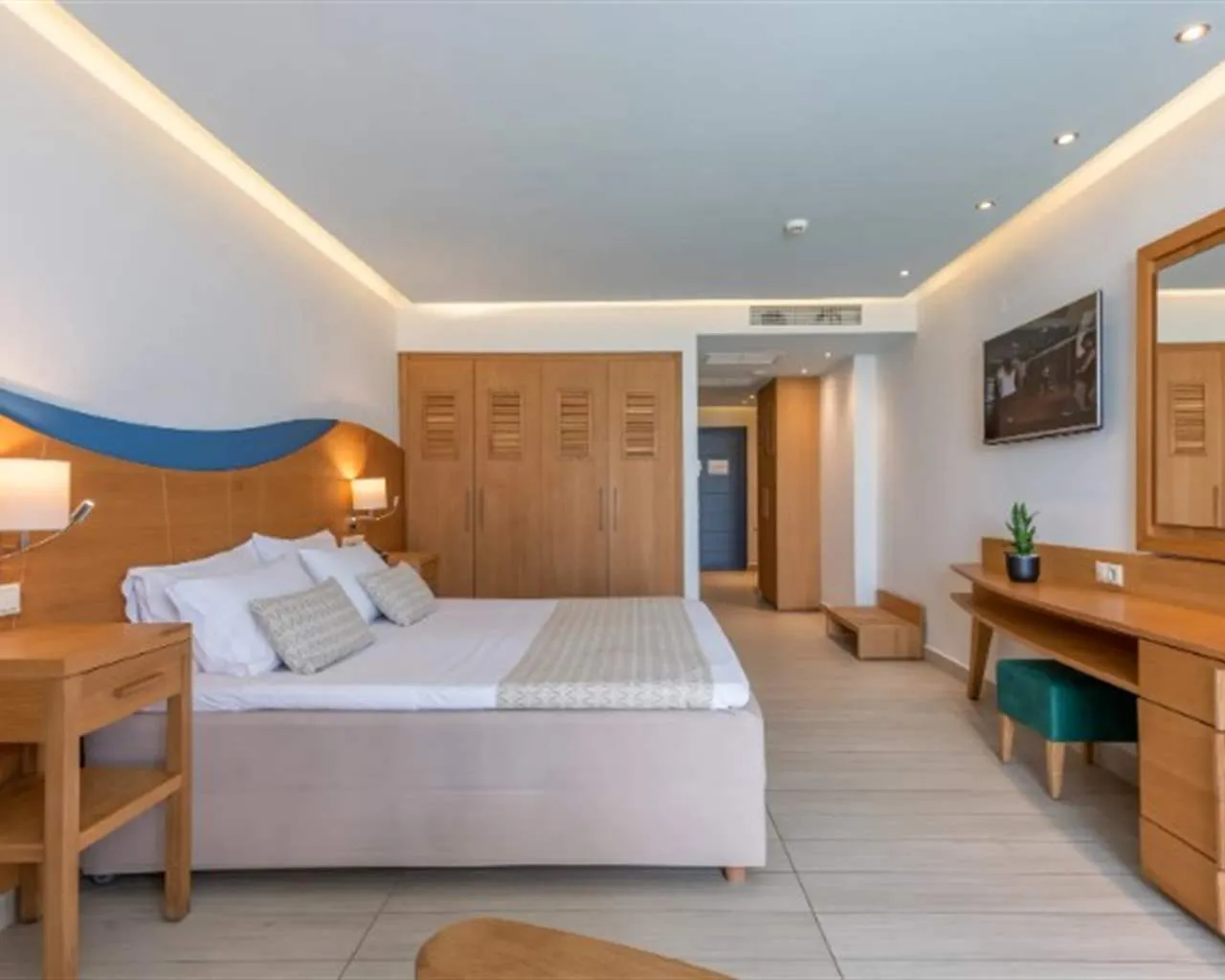 Lyttos Beach Hotel, Guves, Grčka — Suite Sharing Pool Sea Front