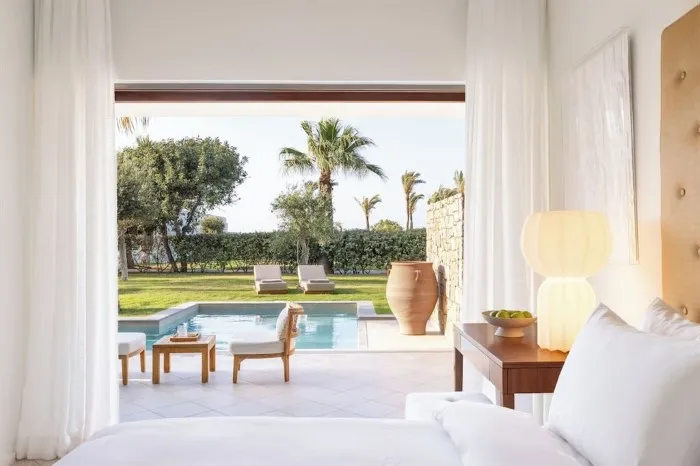 Amirandes a Grecotel Resort to Live, Guves, Grčka — Family Room Swim Up with Garden